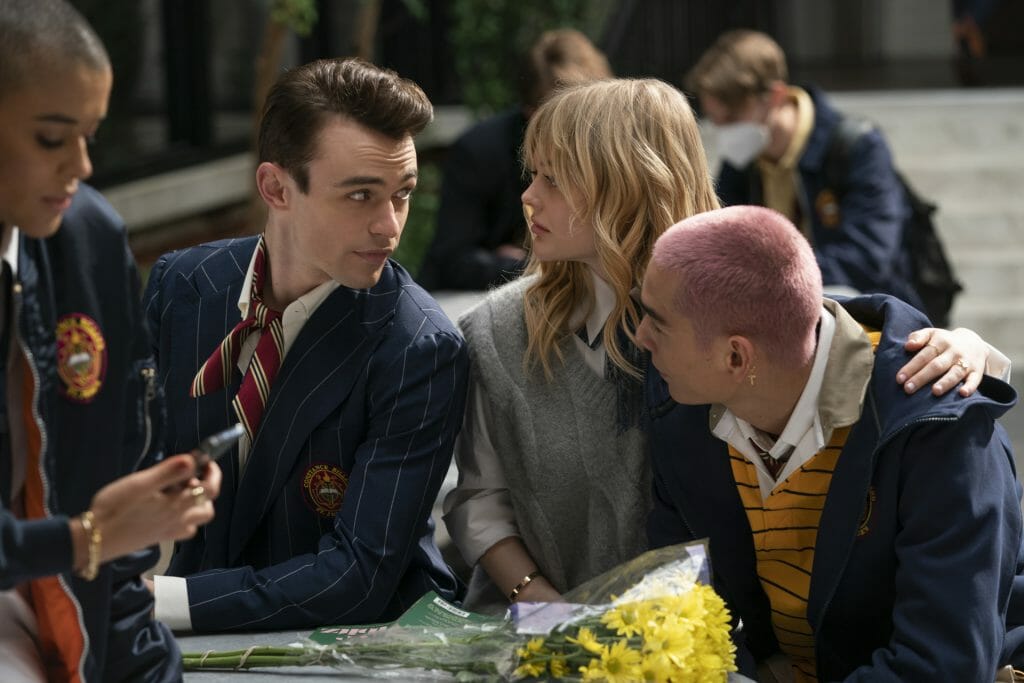 thomas-doherty-emily-alyn-lind-evan-mock_0
