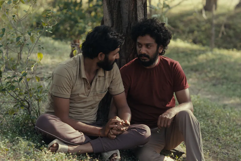 Sabar Bonda follows Anand (Bhushaan Manoj), a 30-something resident of Mumbai who returns to his family’s country home after his father’s death.